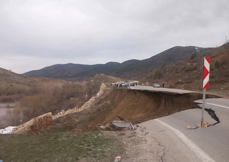 Gümüşhane'nin Kelkit Erzincan yolu toprak kayması nedeniyle çöktü