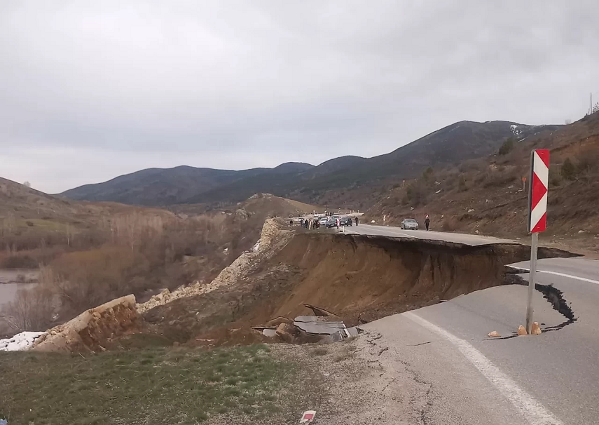 Gümüşhane'nin Kelkit Erzincan yolu toprak kayması nedeniyle çöktü
