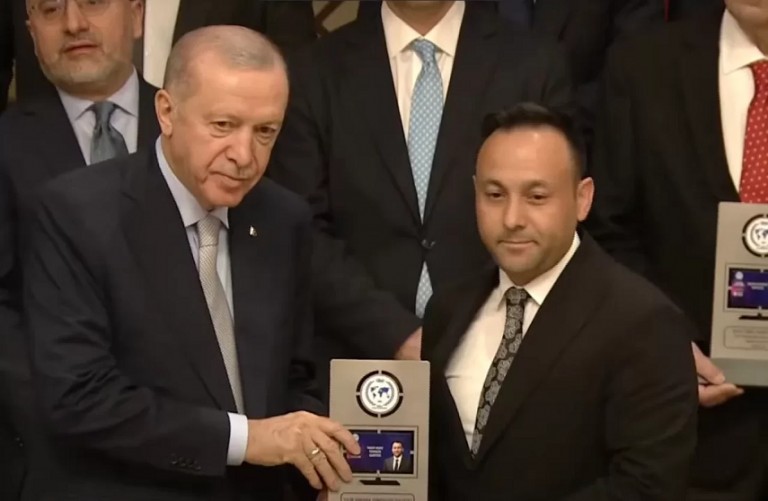 Cumhurbaşkanı Erdoğan'dan Kadir Yıldız'a Yılın Gazete Ankara Temsilcisi ödülü