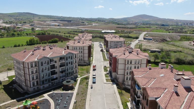 DEVLET VERİYOR, İNSANLAR İSTİSMAR EDİYOR DEPREM TOKİ'LERİNDE FAHİŞ KİRA DEVLETİN YAPTIĞI KONUTLARI HAK SAHİPLERİ, FAHİŞ FİYATLARLA KİRAYA VERİYOR HAK SAHİPLERİ, DEVLET TARAFINDAN YAPILAN VE YILLIK 10 BİN LİRA ÖDEDİKLERİ KONUTLARA, AYLIK 15 BİN LİRA KİRA İSTİYOR