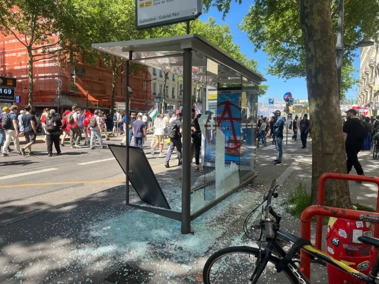 Paris'te 1 Mayıs gösterisinde göstericiler ile polis arasında arbede