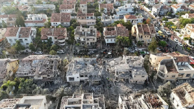 İran'ın füze saldırıları sonrası Tel Aviv'deki yıkım görüntülendi