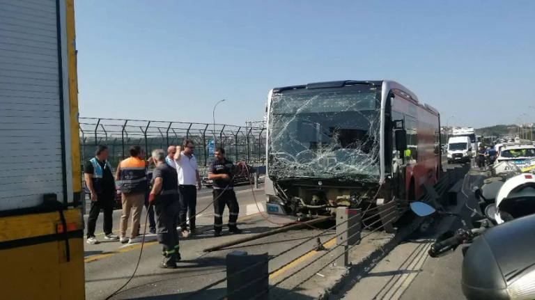 İstanbul'da metrobüsü çeken vinç kaza yaptı! Yaralılar var