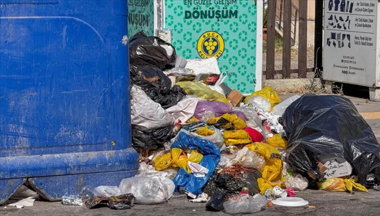 İzmir Buca'da işçilerin grevi sonrasında çöp yığınları oluştu