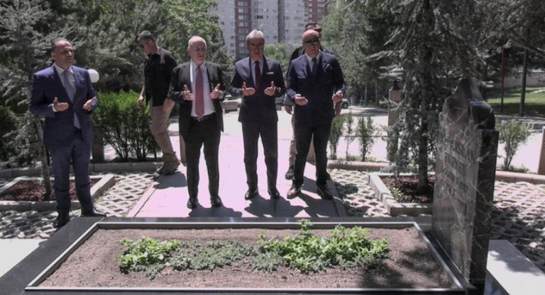 Ümit Özdağ'dan '9 saniyelik' Alparslan Türkeş'e kabir ziyareti