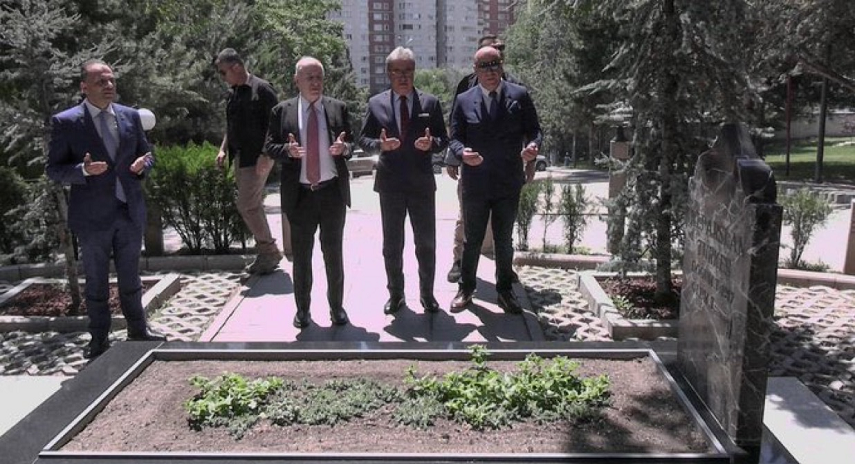 Ümit Özdağ'dan '9 saniyelik' Alparslan Türkeş'e kabir ziyareti
